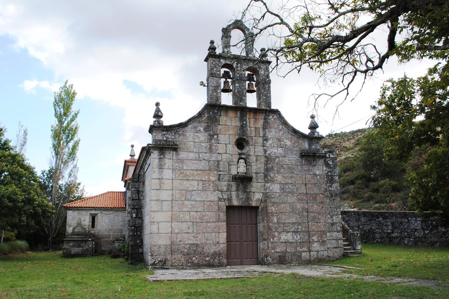 File:Fornelos de Montes, Santa María das Estacas, igrexa.jpg