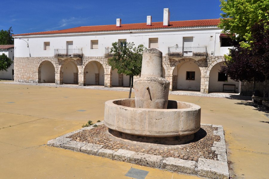 File:San Bernardo (Valbuena de Duero) - 001 (41821149512).jpg