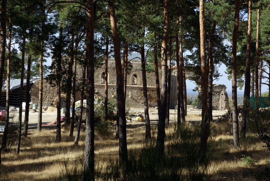 File:Collado Hermoso 01 monasterio by-dpc.jpg