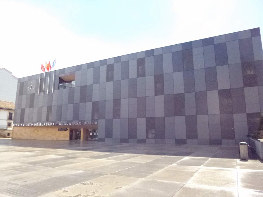 File:Burlada - Ayuntamiento 1.jpg