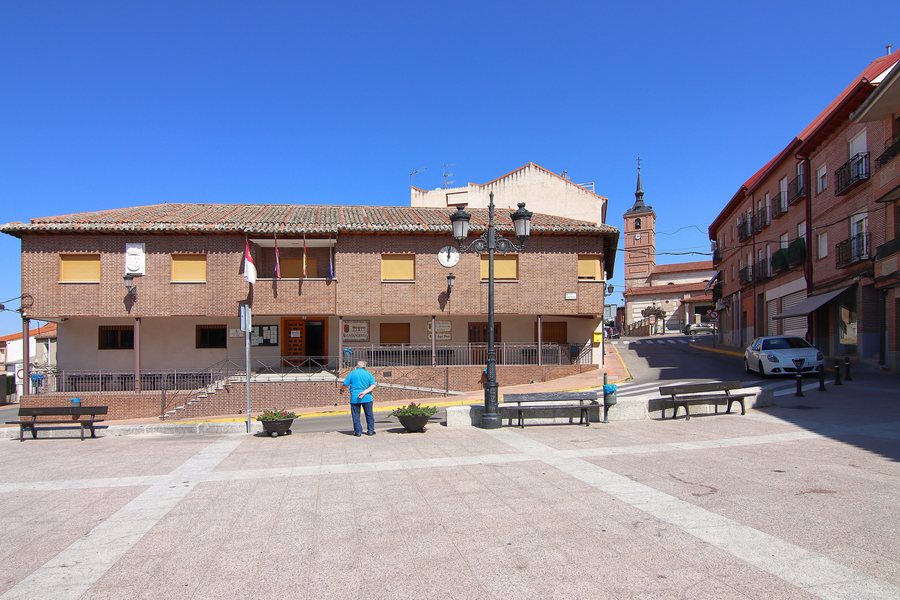File:Ayuntamiento de Valmojado y plaza de España.jpg