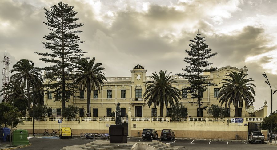 File:COLEGIO LA SALLE EL CARMEN (MELILLA).jpg