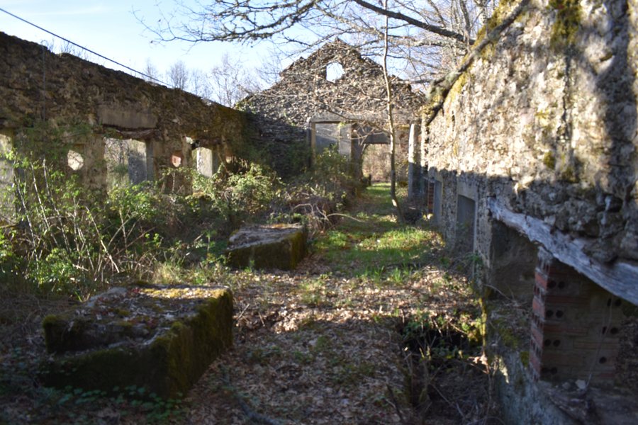 File:Construcións na Francesa (Rubiais, Viana do Bolo) 2.jpg