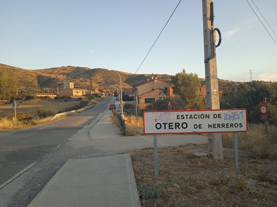 File:Estación de Otero de Herreros.jpg