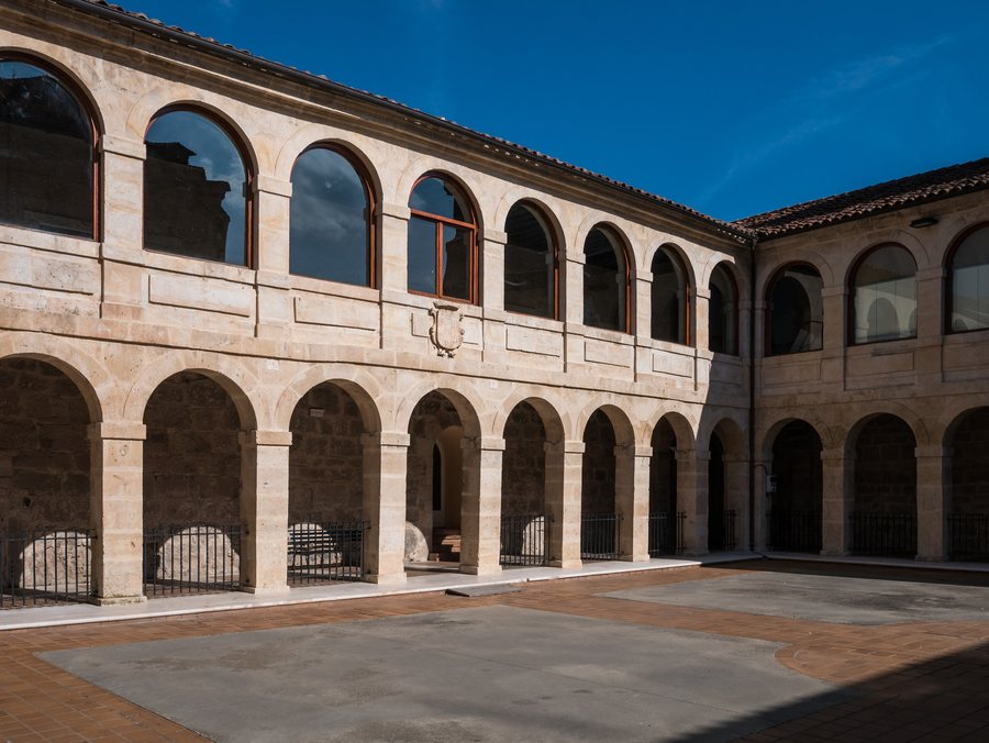 File:Briviesca - Hospital of Nuestra Señora del Rosario -BT- 02.jpg
