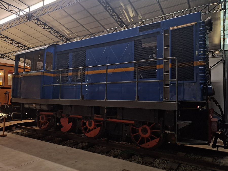 File:Batignolles-Chatillon diesel locomotive Son Carrio.jpg