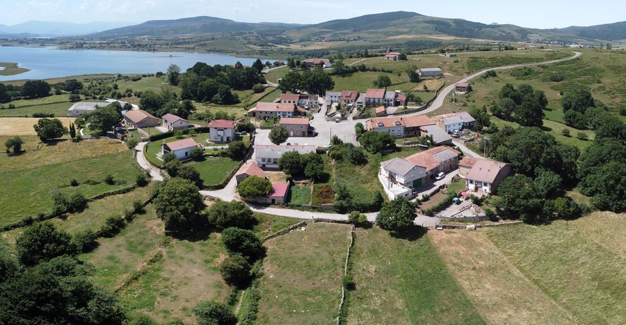 File:02 La Riva, Campoo de Yuso.jpg