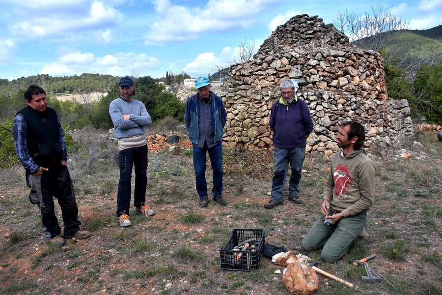 File:Arranjament d'una barraca de pedra seca, el Pla de Manlleu.jpg