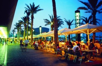 Strandpromenade in Spanien am Abend