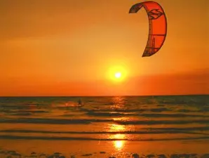 Kitesurfing im Sonnenuntergang